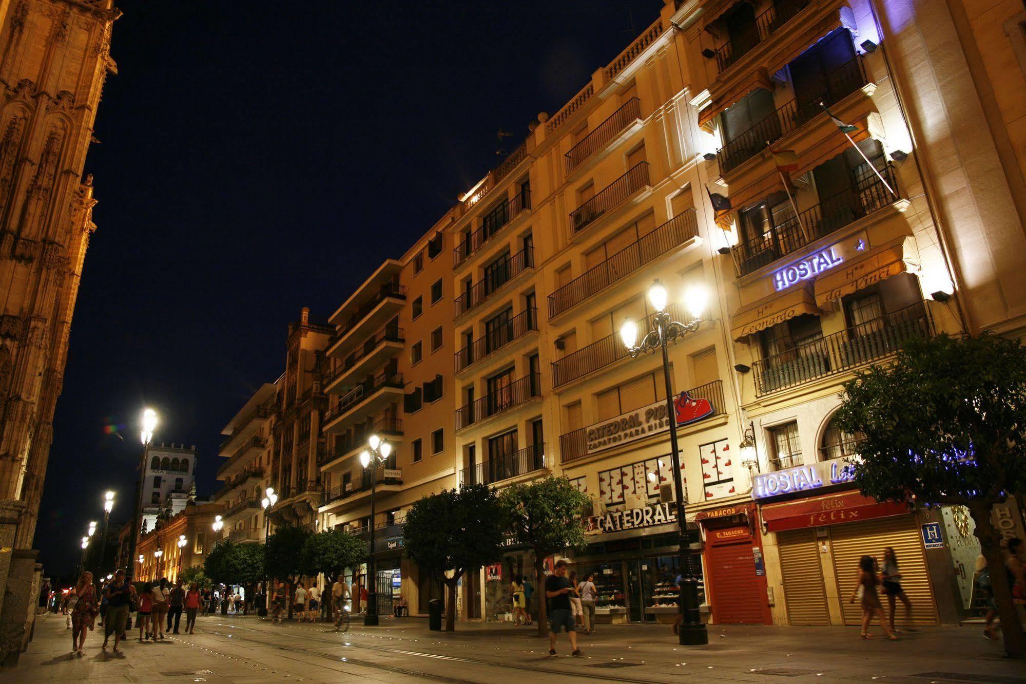 โอสตัล เลโอนาโด ดา วินซี Hotel เซบีญา ภายนอก รูปภาพ