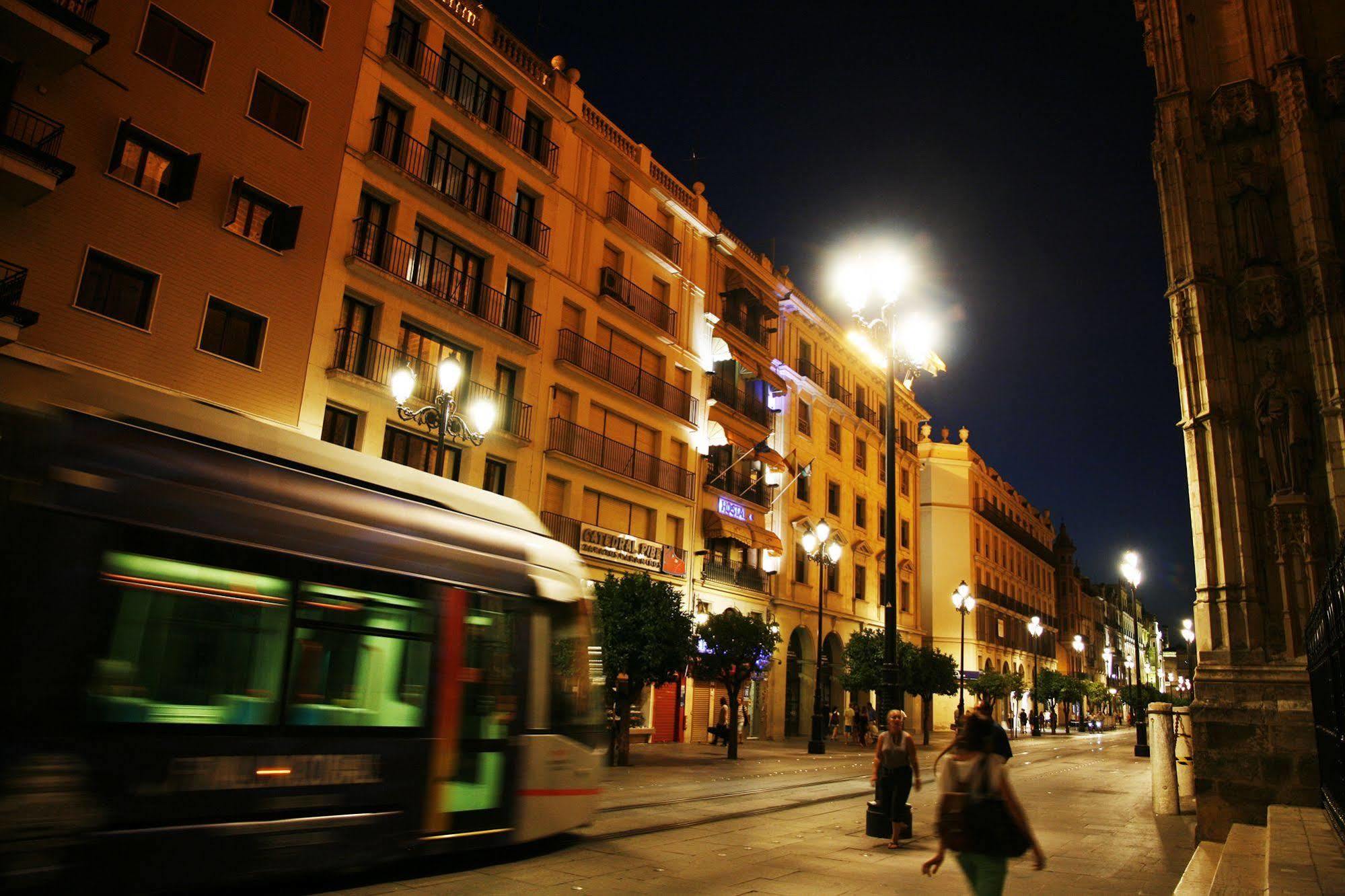 โอสตัล เลโอนาโด ดา วินซี Hotel เซบีญา ภายนอก รูปภาพ